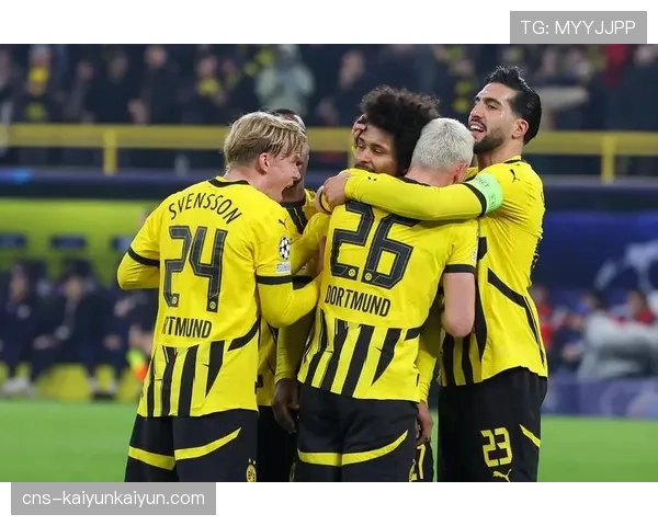 特写:在父亲注视下完成欧冠首秀,多特蒙德小将乔纳森-塔进球后落泪